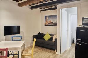 a living room with a couch and a table at Casa Monelli in Siena