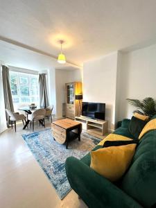 Un lugar para sentarse en Charming 2-bed flat with balcony close to White City Westfield