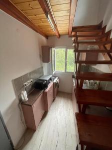 uma cozinha com uma escada em espiral num quarto em Villa Mitsialis em Lakka