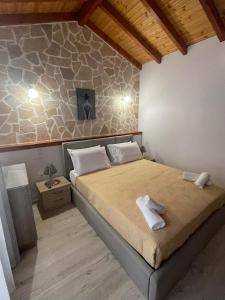 um quarto com uma cama com duas toalhas em Villa Mitsialis em Lakka