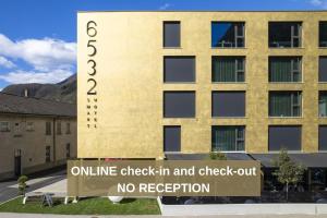 um sinal de check-in e check-out do escritório em frente a um edifício em 6532 Smart Hotel - Self check-in em Arbedo-Castione