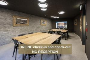 6532 Smart Hotel - Self check-in في Arbedo-Castione: مكتب لتسجيل الدخول والخروج لا يوجد مكتب استقبال