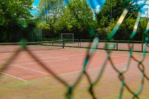 - un court de tennis avec deux filets de tennis dans l'établissement Villetta 8 - Piscina e campi da gioco - Narramondo Villas, à Giulianova