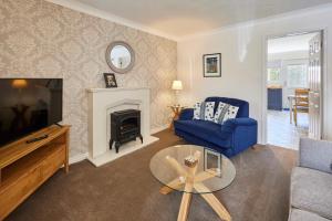 sala de estar con sofá azul y chimenea en Host & Stay - Pearl Street, en Saltburn-by-the-Sea
