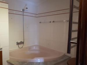 y baño con ducha y bañera. en Apartamento tranquilo en una casa con jardín, en La Laguna 10 fotos más