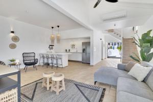 a living room with a couch and a kitchen at Kas Manta Watervillas in Kralendijk