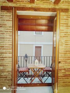 a room with a table and chairs on a balcony at Apartamento con encanto Ripalda VALENCIAYOLE in Valencia