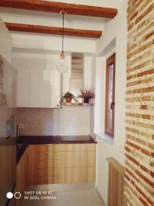 a kitchen with a counter top and a window at Apartamento con encanto Ripalda VALENCIAYOLE in Valencia