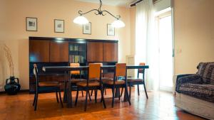 una sala da pranzo con tavolo e sedie di AV Apartment ad Aci Castello