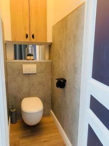 Koupelna v ubytování Joli 2 pièces au coeur de Meaux + 15 fotografií