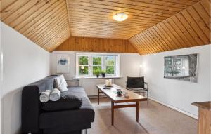 un soggiorno con un divano e un tavolo di Nice Apartment In Bindslev With Wifi a Bindslev