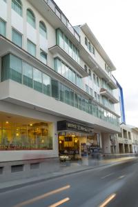 un gran edificio en una calle de la ciudad en Hotel Libertador, en Loja