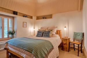 a bedroom with a large bed in a room at Finest Retreats - Manor Cottage in Winterborne Stickland