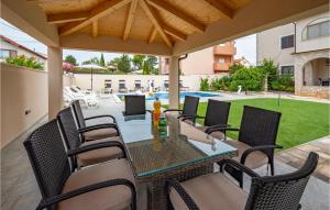 Patio lub wspólna przestrzeń na świeżym powietrzu w obiekcie Gorgeous Apartment In Medulin With Wifi