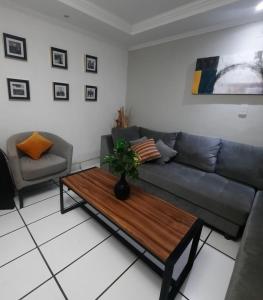 uma sala de estar com um sofá e uma mesa de centro em Casa blanca Posadas em Posadas