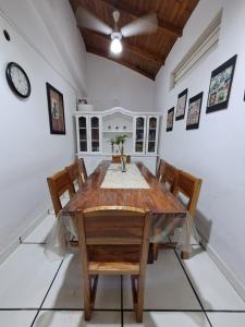 uma sala de jantar com uma mesa de madeira e cadeiras em Casa blanca Posadas em Posadas