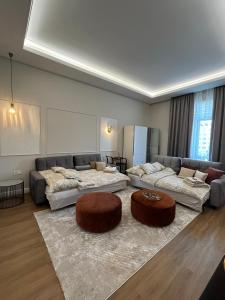 uma sala de estar com dois sofás e uma mesa em Visit Debrecen 3 Apartman em Debrecen