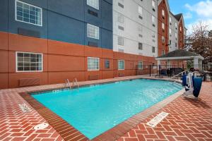 コロンビアにあるCandlewood Suites Columbia-Fort Jackson, an IHG Hotelの建物前の大型スイミングプール