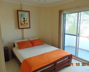 a bedroom with a bed and a large window at DPTOS - SIEMPRE DE RELAX in Tonsupa