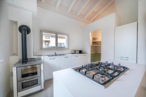 uma cozinha com fogão forno superior ao lado de um balcão em The House of Antonietta em Udine