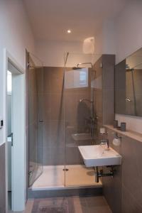 a bathroom with a shower and a sink at Refugium mit Stil I Nähe HBF und Innenstadt in Hannover