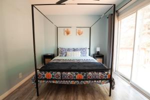 Un pat sau paturi într-o cameră la Neptunes Hideaway
