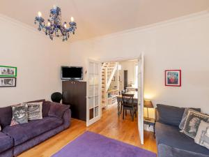 uma sala de estar com um sofá e uma mesa em Pass the Keys Luxury City Centre House em Bath