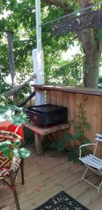 - un barbecue sur une terrasse avec une table et des chaises dans l'établissement Villa d'Artiste 200m de la plage!, à Arcachon
