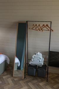 Zimmer mit einem Kleiderständer mit Handtüchern und Kleiderbügeln in der Unterkunft Glengolly Getaways in Thurso