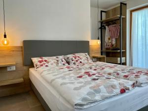 ein Schlafzimmer mit einem großen Bett mit Blumen darauf in der Unterkunft B&B NALÙ in Arco