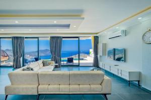 un soggiorno con divano e vista sull'oceano di Hadi Villa a Kalkan