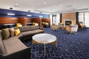 Posezení v ubytování Courtyard by Marriott Dallas Plano in Legacy Park