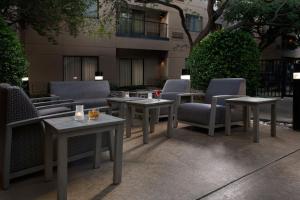 Posezení v ubytování Courtyard by Marriott Dallas Plano in Legacy Park