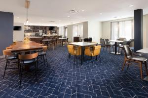Restaurace v ubytování Courtyard by Marriott Dallas Plano in Legacy Park