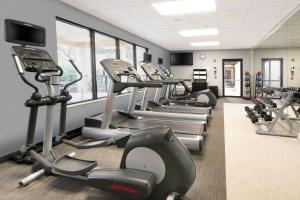 Fitness centrum a/nebo fitness zařízení v ubytování Courtyard by Marriott Dallas Plano in Legacy Park