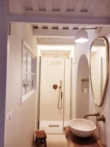 y baño con lavabo y espejo. en Casa Concha Apartamentos, en Calella de Palafrugell