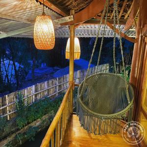 Lung Co (1)Jack Ecolodge的门廊上有秋千和两盏灯