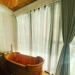 a wooden tub sitting in front of a window at Jack Ecolodge in Lung Co (1)