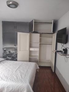 Postel nebo postele na pokoji v ubytování Noras Homestay Laureles