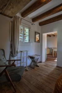 sala de estar con sofá y mesa en Il Glicine - Natural BnB en Castello di Godego