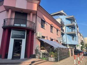 un bâtiment situé dans une rue à côté d'un bâtiment dans l'établissement Apartament London, à Kielce