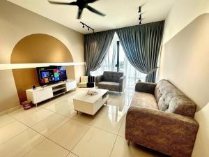 uma sala de estar com um sofá e uma televisão em Midvalley Mosaic w 3BR bathtub by Our Stay em Johor Bahru