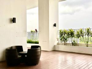 um quarto com uma mesa e cadeiras e uma janela em Midvalley Mosaic w 3BR bathtub by Our Stay em Johor Bahru