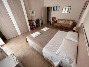 A bed or beds in a room at B&B Kalypso
