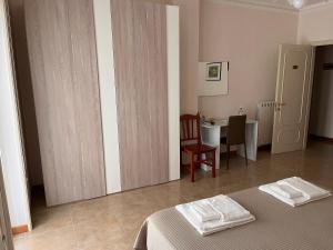 A bed or beds in a room at B&B Kalypso
