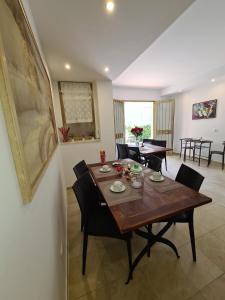 comedor con mesa de madera y sillas en Camere al Mare, en Lido di Camaiore