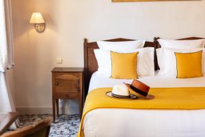 ジェムノにあるLa Magdeleine - Mathias Dandineのホテルルーム ベッド2台&ベッド上の帽子付