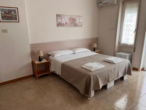 A bed or beds in a room at B&B Kalypso