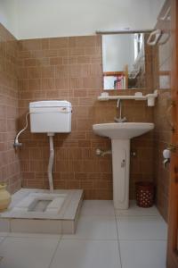 een badkamer met een wastafel en een toilet. bij Eagle Nest, Malam Jabba by LMC in Swat
