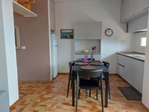 cocina con mesa y sillas en una habitación en Capo d'Arco la Terrazza - Goelba en Capo D'Arco